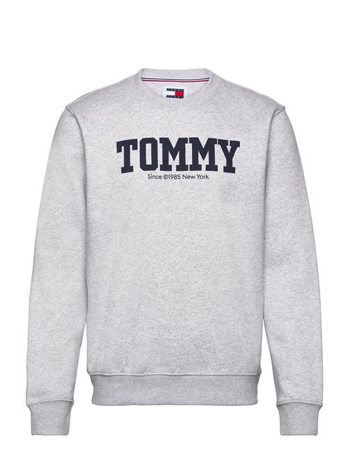 Se Tommy Jeans Tjm Reg Tj Dna Front Back Cneck Tommy Jeans Grey ved Booztlet