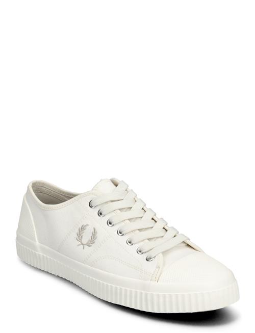 Se Fred Perry Hughes Low Canvas Fred Perry White ved Booztlet