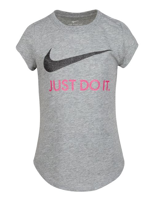 Se Nike Nike Swoosh "Just Do It" Tee Nike Grey ved Booztlet