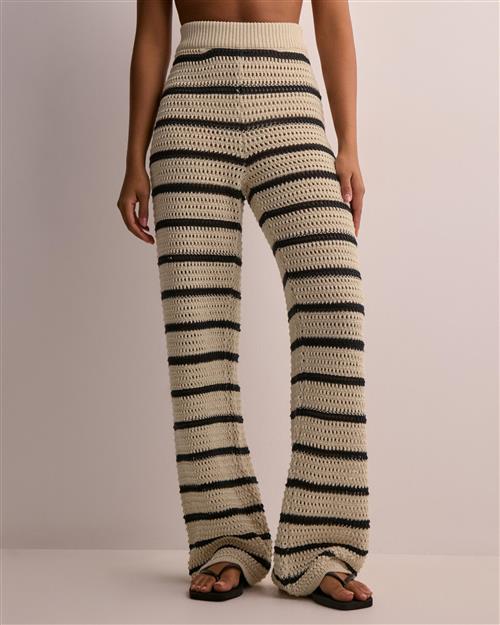 Se Pieces - Ternet/Stribet - Pcneska Hw Knit Pant ved Nelly