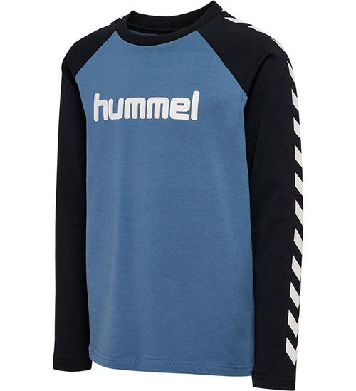 Se Hummel Bluse - hmlBOYS - Bering Sea/Black ved KidsWorld