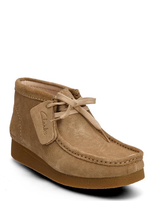 Se Clarks Wallabeeevobt D Clarks Brown ved Booztlet