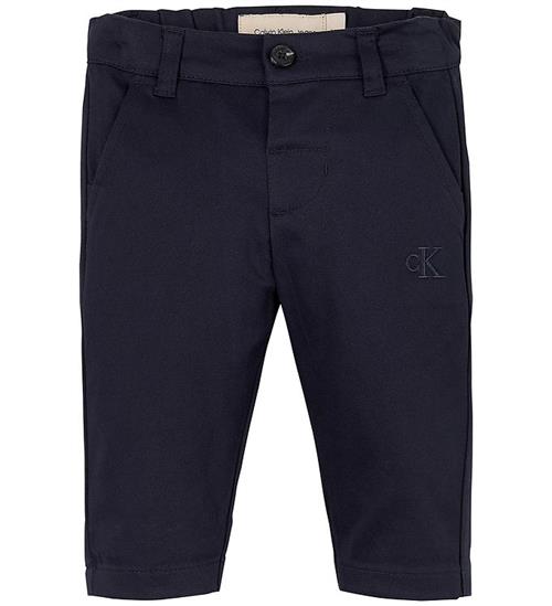 Se Calvin Klein Bukser - Sateen Chino - Night Sky ved KidsWorld