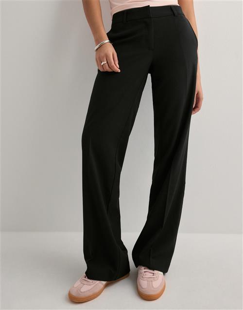 Nelly - Sort - Low Waist Relaxed Suit Pants