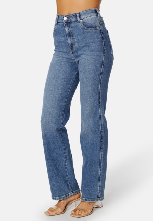 Se Dr. Denim Moxy Straight Blue denim L/32 ved Bubbleroom