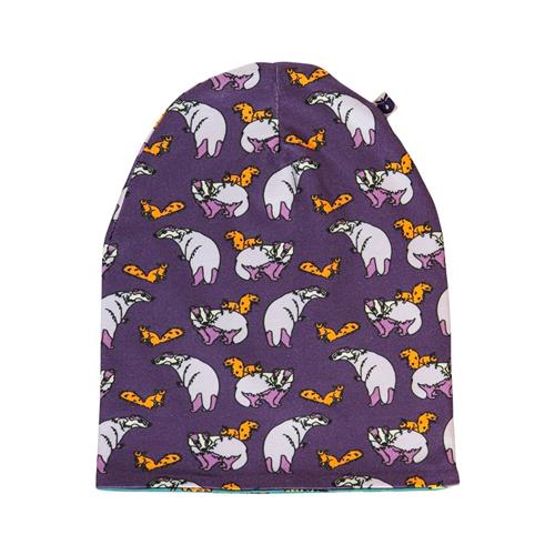 Se Småfolk Reversible beanie with badger, fox and Fall leaves  Loganberry | Lilla | 53 cm ved Babyshop