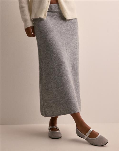 Se Pieces - Grå - Pcnanu Hw Long Knit Skirt Bc ved Nelly