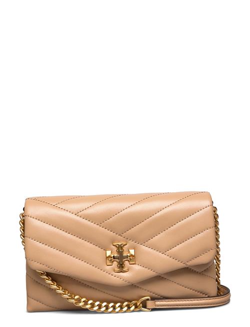 Se Tory Burch Kira Chevron Chain Wallet Tory Burch Beige ved Booztlet