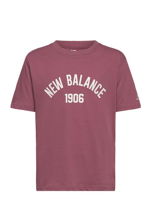 Se New Balance Nb Essentials Varisty Tee New Balance Burgundy ved Booztlet