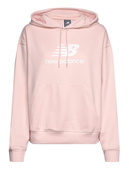 Se New Balance Sport Essentials French Terry Logo Hoodie New Balance Pink ved Booztlet