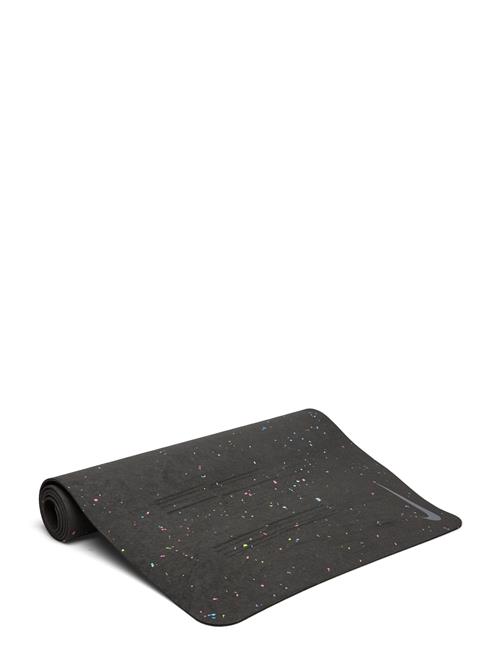 Se NIKE Equipment Nike Flow Yoga Mat 4 Mm NIKE Equipment Black ved Booztlet