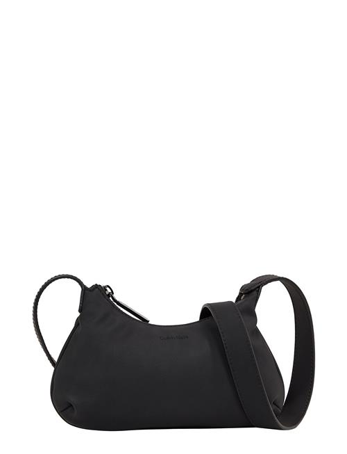 Se Calvin Klein Calvin Soft Crossbody Calvin Klein Black ved Booztlet