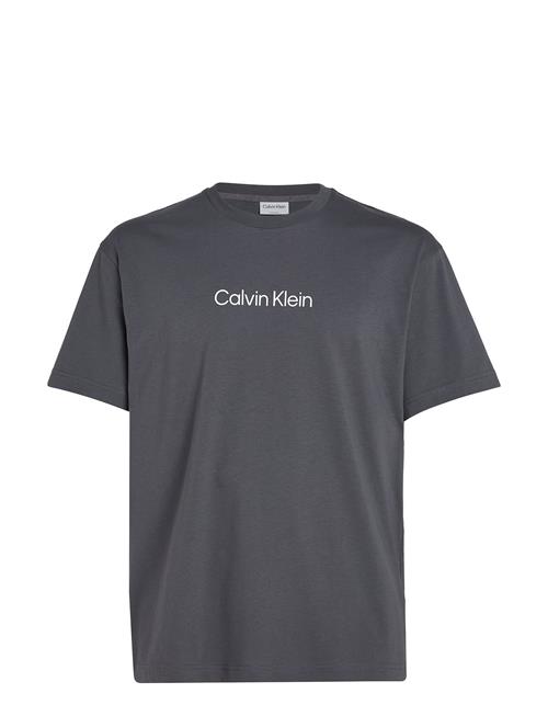 Se Calvin Klein Hero Logo Comfort T-Shirt Calvin Klein Grey ved Booztlet