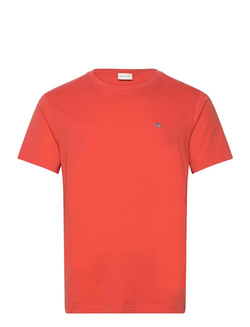 Se GANT Reg Shield Ss T-Shirt GANT Red ved Booztlet