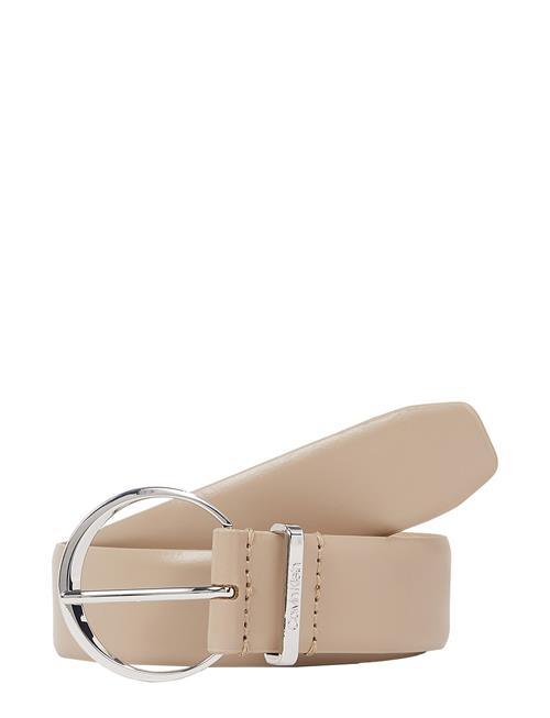 Se Calvin Klein Must Rnd Buckle Belt 3.0 Calvin Klein Cream ved Booztlet