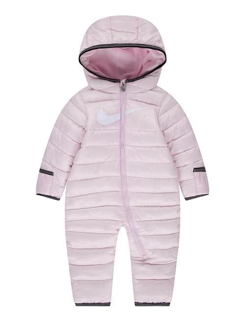 Se Nike Nike Swoosh Snowsuit Nike Pink ved Booztlet