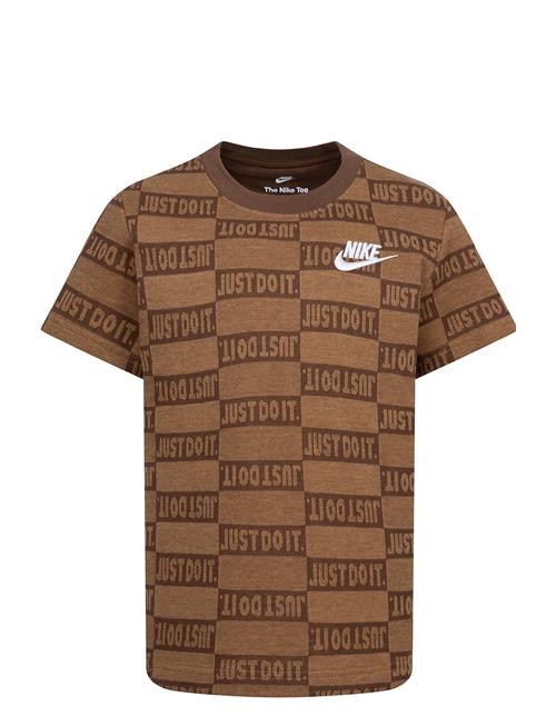 Se Nike Nike Printed Tee Nike Brown ved Booztlet