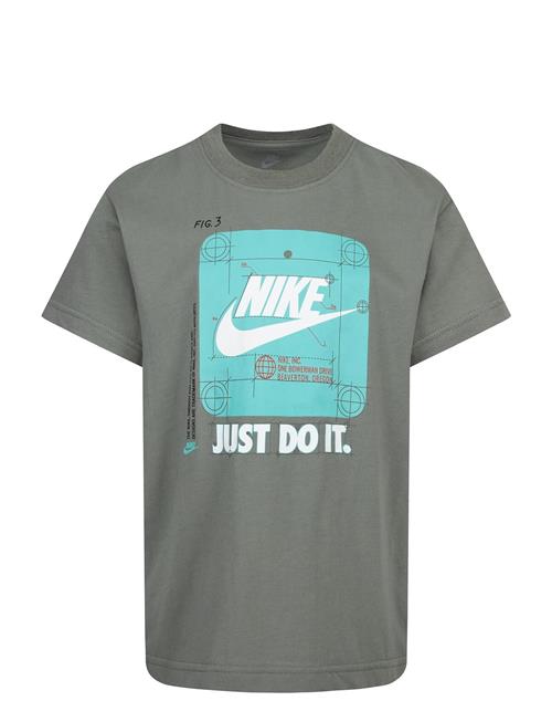 Se Nike Nike Utility Tee Nike Khaki ved Booztlet