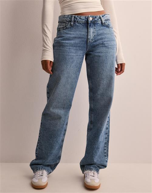 Se Pieces - Blå - Pcnoelle Lw Straight Jeans ved Nelly