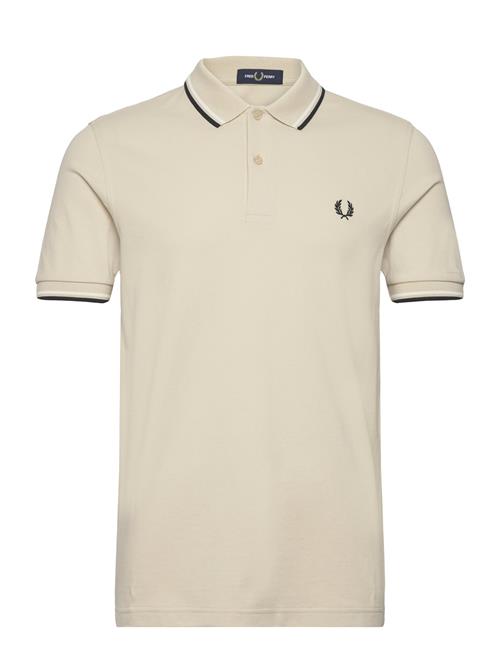 Se Fred Perry Twin Tipped Fp Shirt Fred Perry Cream ved Booztlet