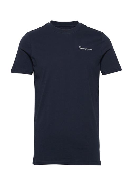 Se Knowledge Cotton Apparel Regular Trademark Chest Print T-Shi Knowledge Cotton Apparel Navy ved Booztlet