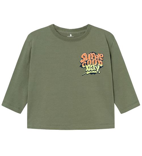 Se Name It Bluse - NmmNoel - Deep Lichen Green m. Graffiti ved KidsWorld