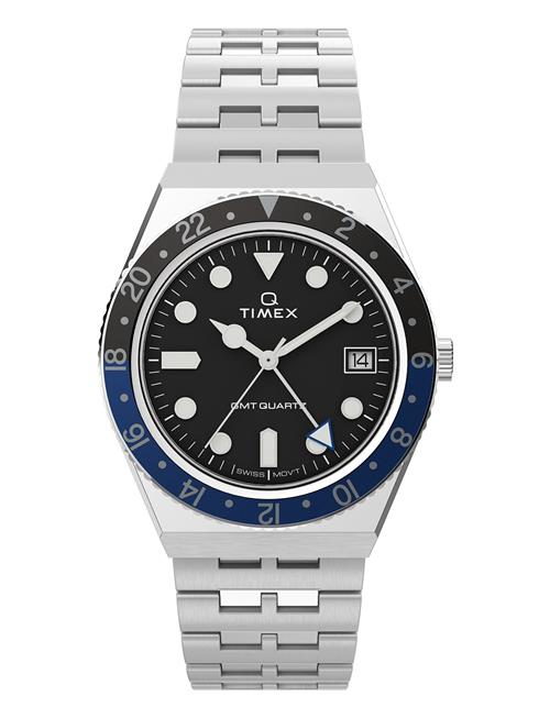 Se Timex Mens Q Gmt 38Mm Sst Case Black Dial Blue Accent Bracelet Timex Silver ved Booztlet