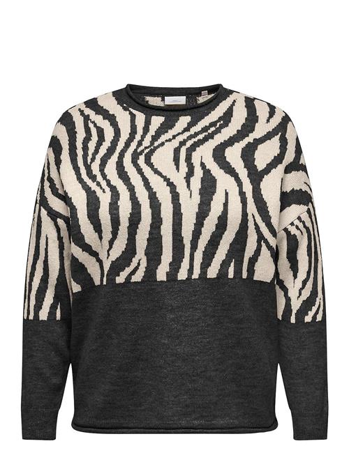 Se ONLY Carmakoma Carjade Zebra L/S O-Neck Knt Noos ONLY Carmakoma Black ved Booztlet