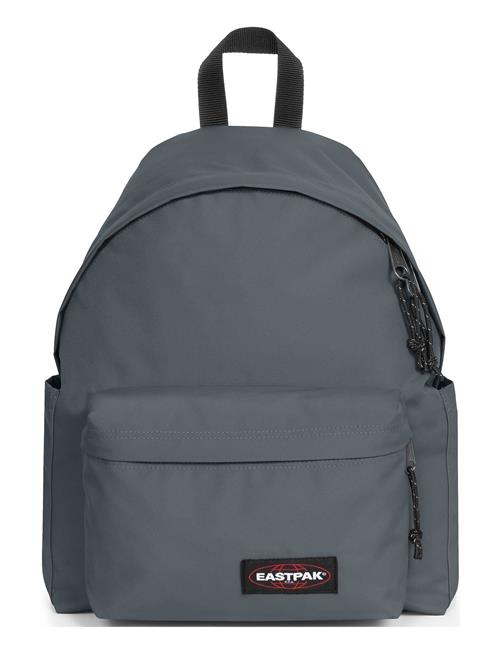 Se Eastpak Day Pak'r Eastpak Grey ved Booztlet