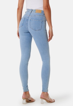 Se BUBBLEROOM Bianca Superstretch Bleached denim 36 ved Bubbleroom