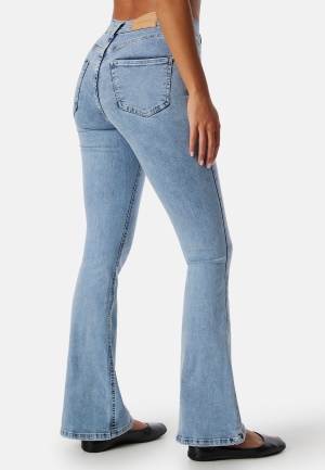 Se BUBBLEROOM Tove High Waist Flared Superstretch Light denim 36 ved Bubbleroom