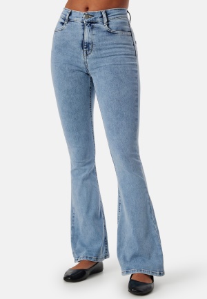 Se BUBBLEROOM Tove High Waist Flared Superstretch Light denim 40 ved Bubbleroom