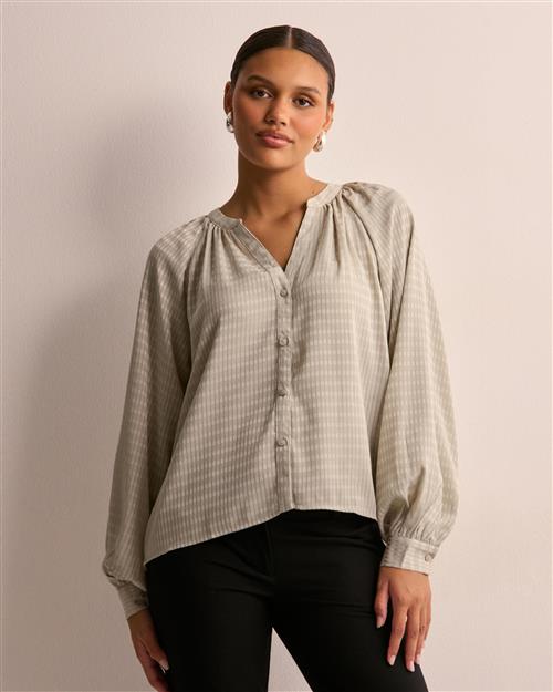 Se JDY - Grå - Jdyjulia L/S Loose Shirt Wvn ved Nelly