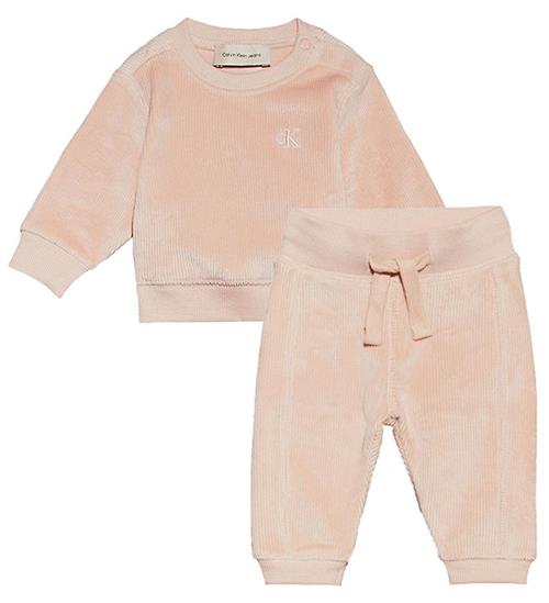 Se Calvin Klein Calvin Klein GaveÃ¦ske - Bukser/Bluse - FlÃ¸jsvelour - Meringue Bl ved KidsWorld