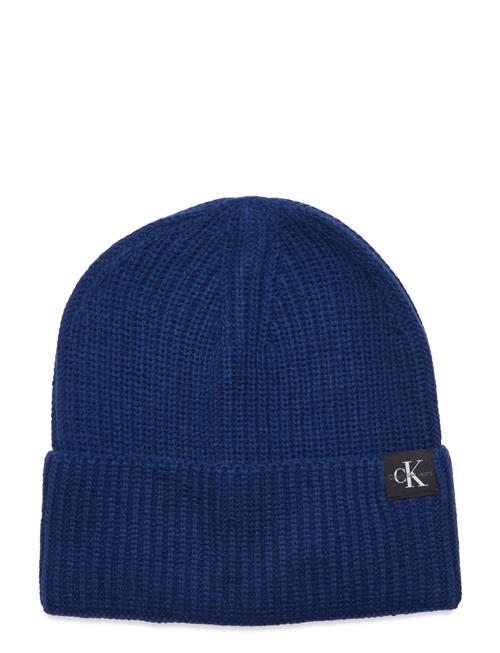 Se Calvin Klein Monogram Rib Beanie Calvin Klein Blue ved Booztlet