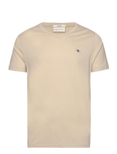 Se GANT Slim Shield V-Neck T-Shirt GANT Beige ved Booztlet