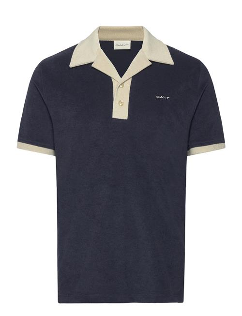 Se GANT Towelling Resort Collar Polo GANT Blue ved Booztlet