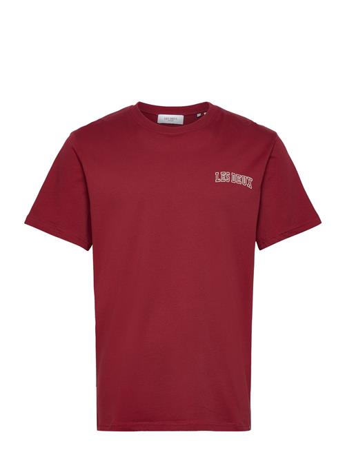 Se Les Deux Blake T-Shirt Les Deux Burgundy ved Booztlet