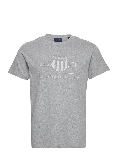 Se GANT Reg Tonal Shield Ss T-Shirt GANT Grey ved Booztlet