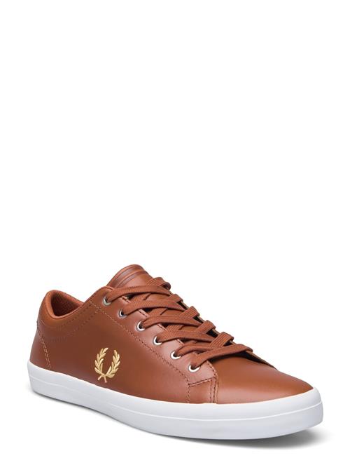 Se Fred Perry Baseline Leather Fred Perry Brown ved Booztlet