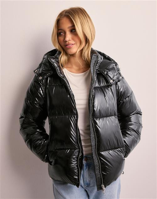 Se Nelly - Sort - Everyday Shiny Puffer Jacket ved Nelly