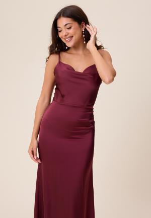 Se Bubbleroom Occasion Waterfall Satin Gown Wine-red 34 ved Bubbleroom