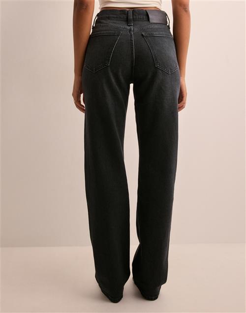 Se Calvin Klein Jeans - Sort - High Rise Straight ved Nelly