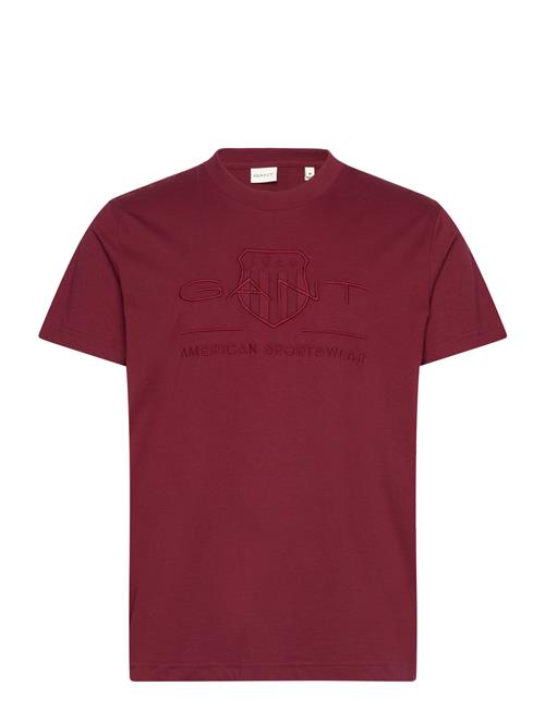 Se GANT Reg Tonal Shield Ss T-Shirt GANT Red ved Booztlet