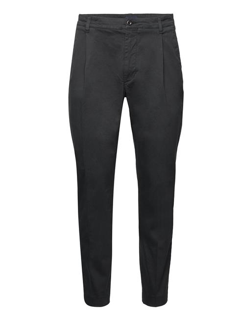 Se GANT D2. Tapered Pleat Pants GANT Black ved Booztlet