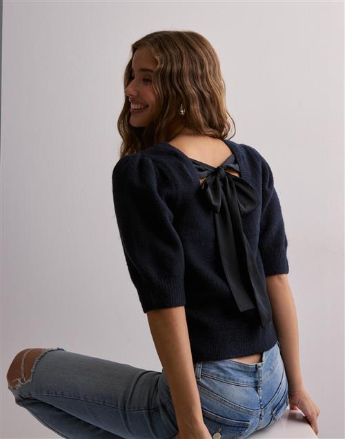 Se Neo Noir - Blå - Martha Bow Knit Tee ved Nelly