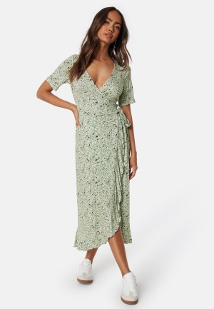 Se Happy Holly Frill Wrap Dress Green/Patterned 36/38 ved Bubbleroom