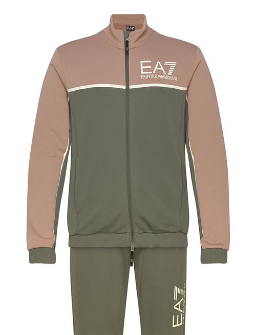 Se EA7 Tracksuit EA7 Green ved Booztlet