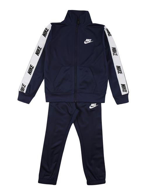 Se Nike Sportswear Joggingdragt  mørkeblå / hvid ved About You