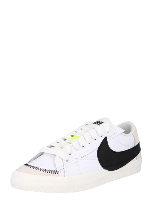 Se Nike Sportswear Sneaker low 'Blazer 77 Jumbo'  ecru / sort / hvid ved About You